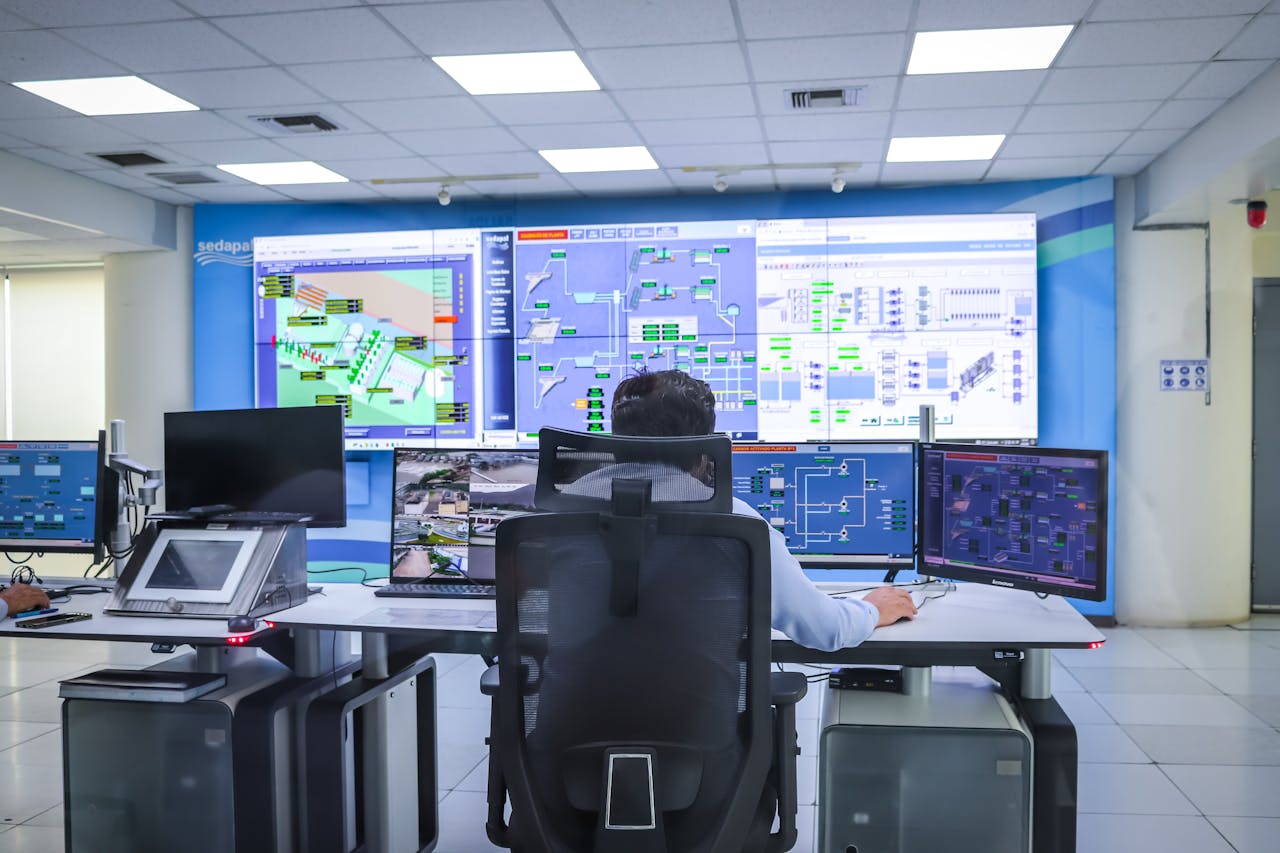 Crafting Captivating Headlines: Your awesome post title goes here Operator in a modern control room managing technological systems in El Agustino, Lima.